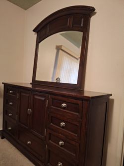 Dresser With Mirror