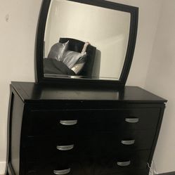 Dresser With Mirror