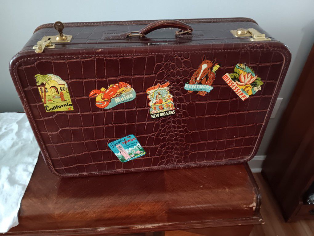Amelia Earhart Deluxe Suitcase