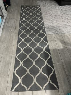 Gray/white Runner Rug
