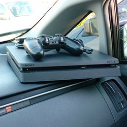 Ps4 Slim 500 Gig Barely Played All Cords And Two Controllers 