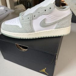 Air Jordan 1 Low SE (GS) SZ 4Y