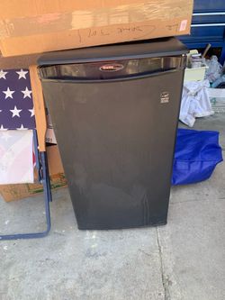 Small black refrigerator in good condition
