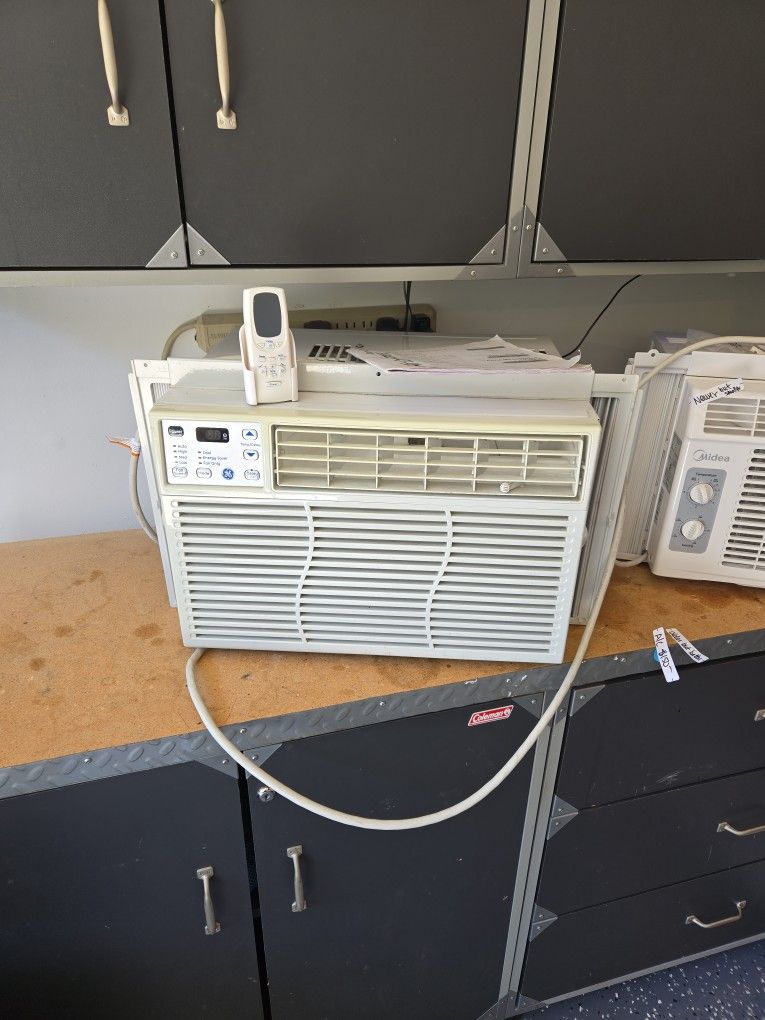 8000 BTU GE in Window Air Conditioner