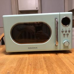Insignia- .7 Cu. Ft. Retro Compact Microwave - Mint