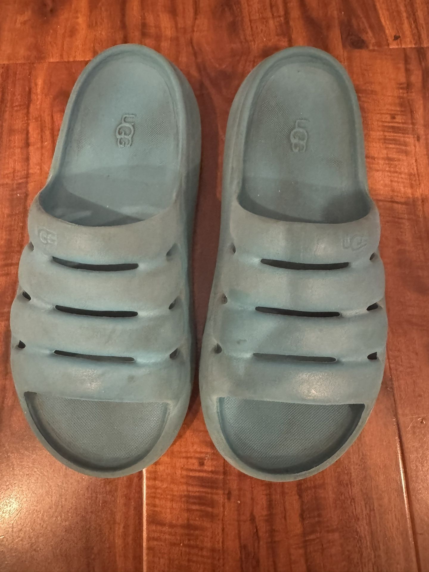 GUC Women’s Size 9 UGG Slides