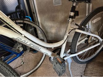 Raleigh bike, venture series 26” tires 16” medium frame