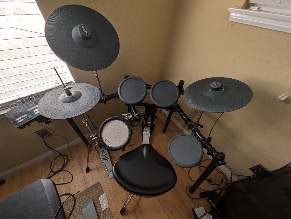 *REDUCED* Yamaha DTX532K Electronic Drum Set w/throne, Kick Pedal