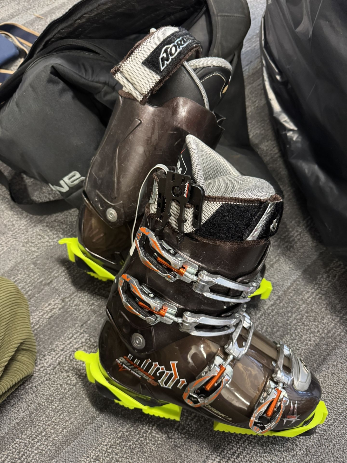 Men’s 9-9.5 Ski Boots With Travel Bag