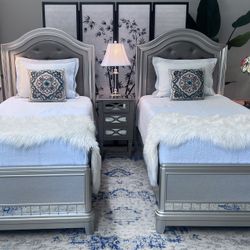 Twin size matching beds. 10 inch memory foam mattresses in mint condition. Hablo Español Y Entrego