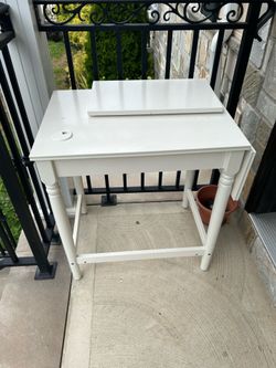 White table/desk