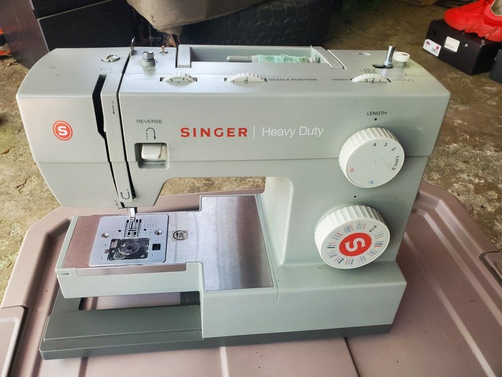 SINGER | Heavy Duty 4452 Sewing Machine

/with Scrap  Pieces of clothing and material