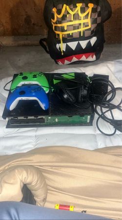 Xbox one console w/2 controllers
