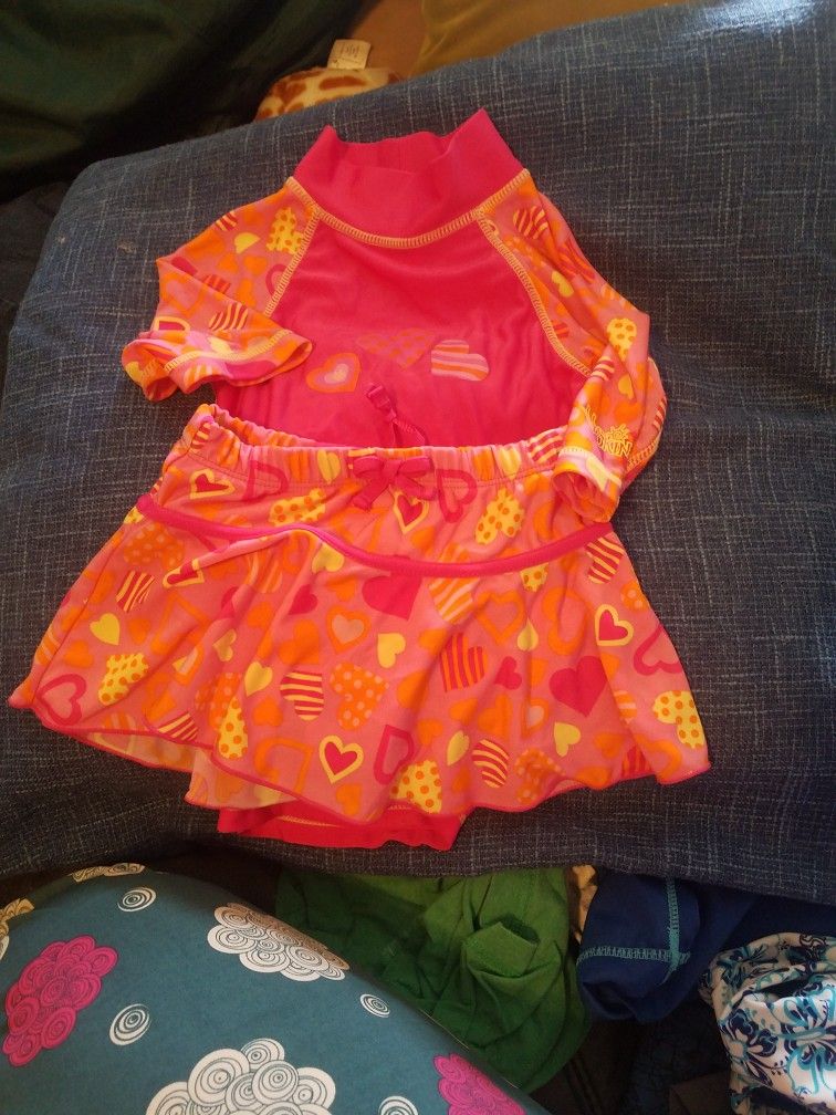 UV SKINS GIRLS 3T SWIMSUIT SET SKIRT MOCK NECK TSHIRT HEARTS PINKS ORANGE YELLOW
