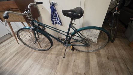 Vintage Raleigh 10-speed Cruiser