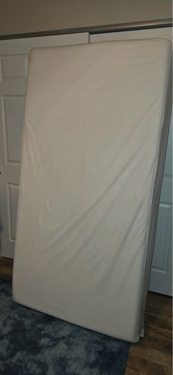 Nearly new Twin Memory Foam Matress with Mattress Protector & Twin sheet set