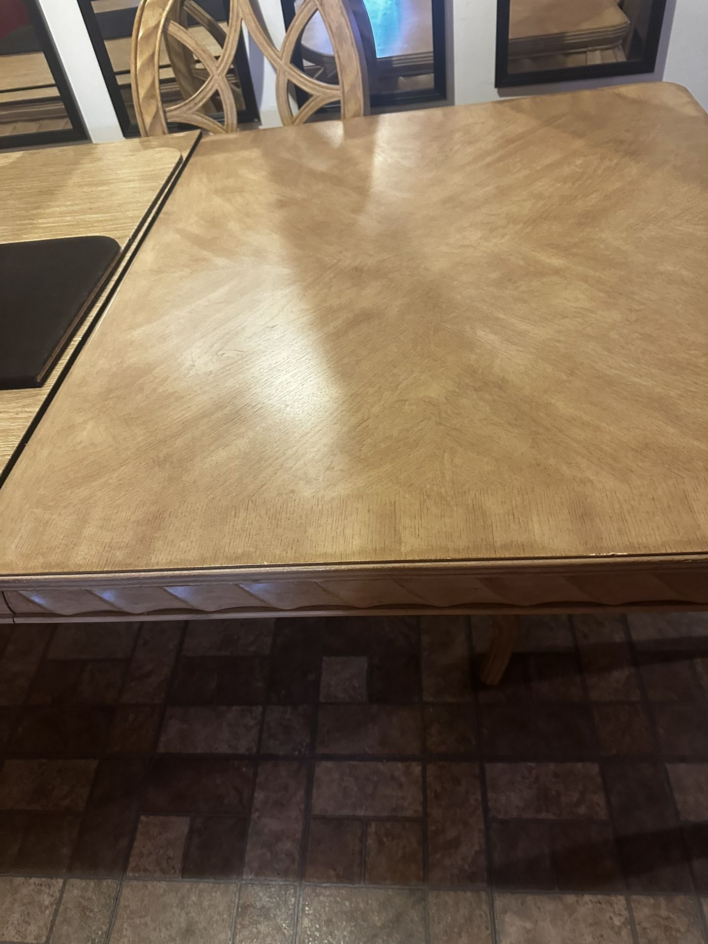 Dinner Room Set 4 Chair good condition. It’s got the top padding for real good table. Top is not marked up at all.