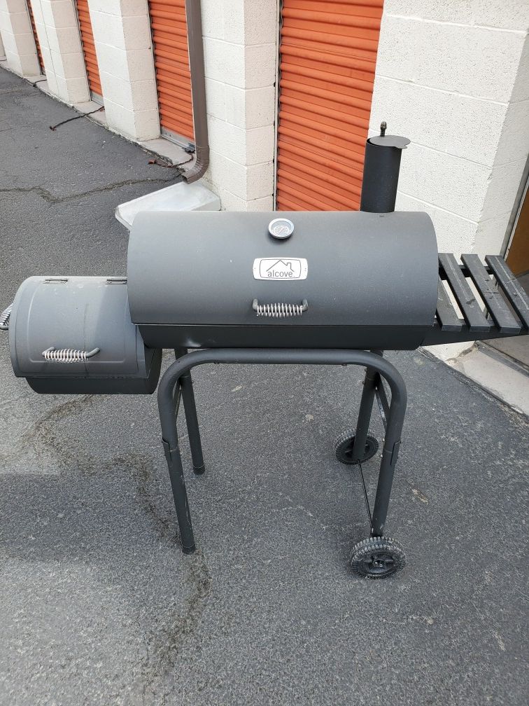 alcove Barrel Charcoal Grill w/ Smoker Box