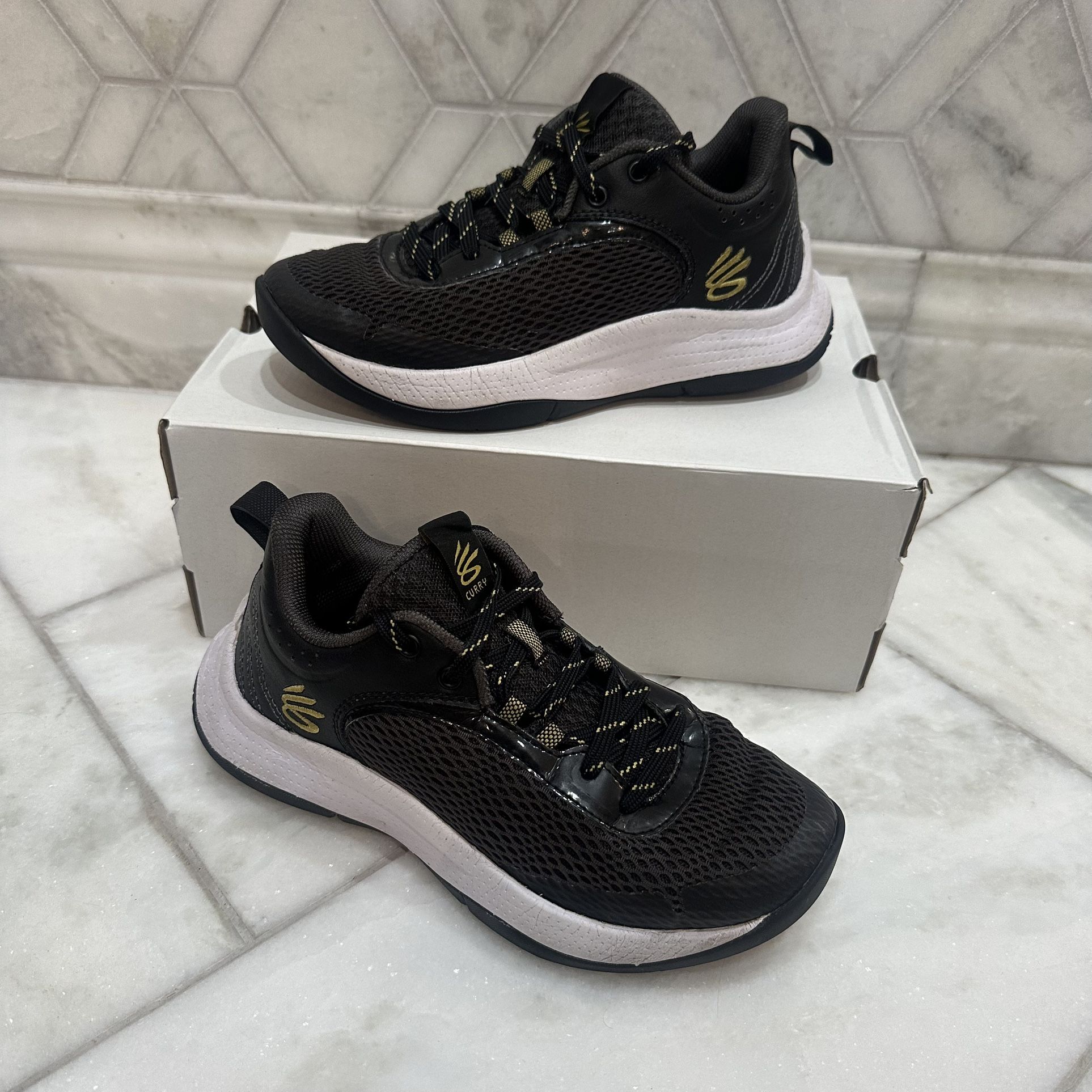 Size 4 Youth Under Armour Curry GS 3Z6 Mid Top Sneakers