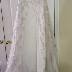 Wedding Dress NEVER WORN, 2 Veils, Bra, Dress Bag and Petticoat 