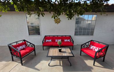 Patio set with cushions and decorative pillows/ Juego de patio con todos los cojines. (WEST)