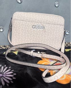 Crossbody GUESS de mujer nueva por $60