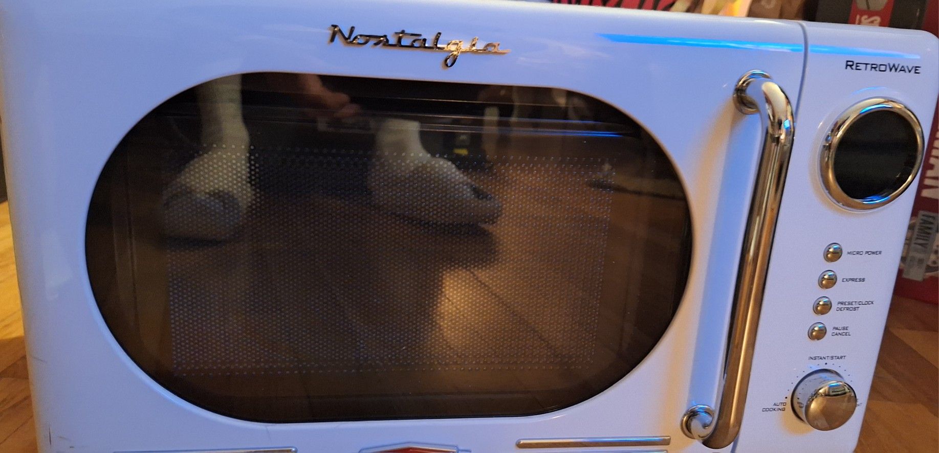 Nostalgia Microwave 0.7 Cu.Ft.