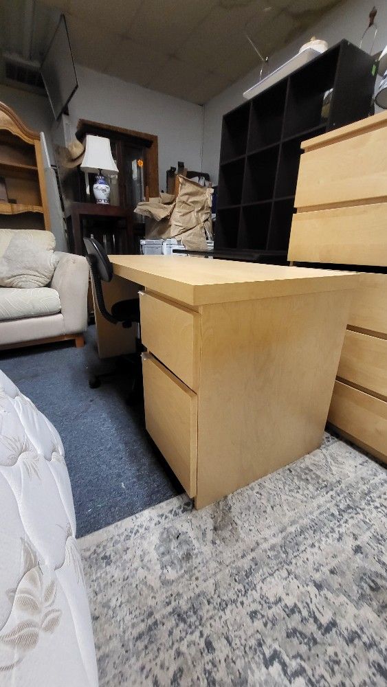 Desk With Chair 