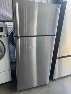 Great ge refrigerator top bottom door with ice maker ,18 cu.ft dimensions 66 1/2 height 29 width 30 depth