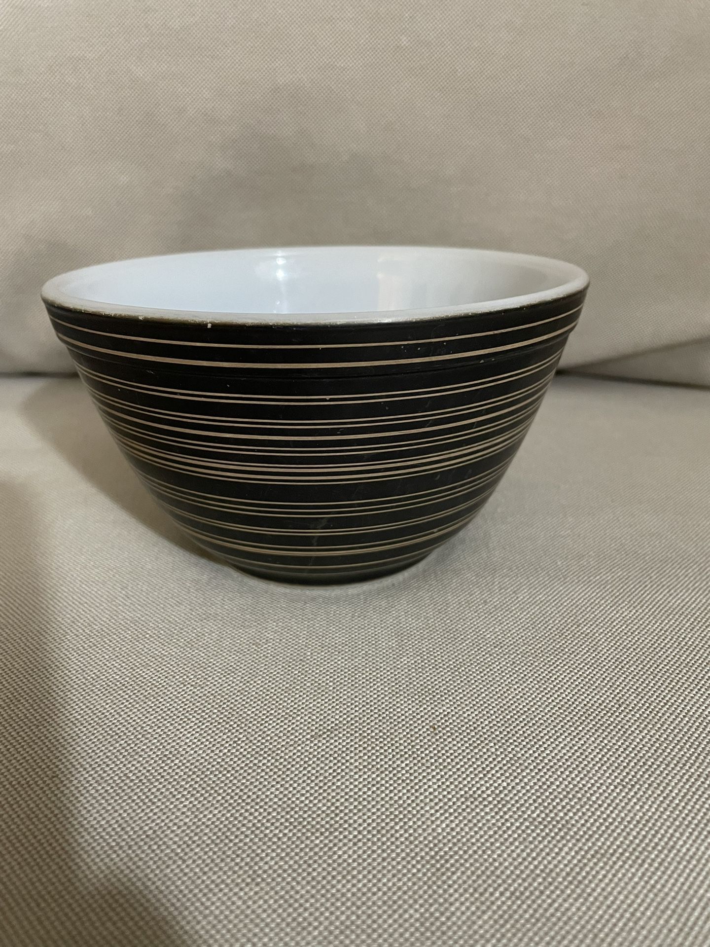 Vintage Approximately 1964 Small Pyrex TERRA Matte Black Brown Round Mixing Bowl 401 1 1/2Pt