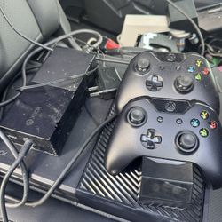 Xbox One Console + 2 Controllers 
