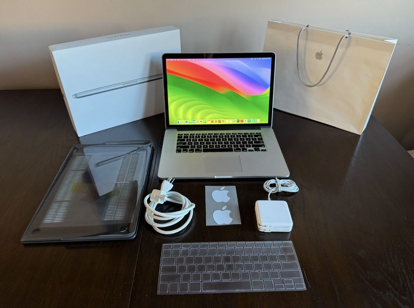 15 Inch Apple MacBook Pro Laptop Computer Bundle Very Clean And Sleek Nice LOOK GREAT DEAL
