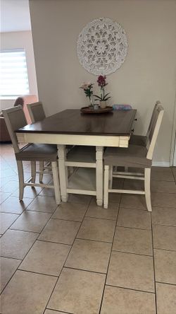 Table 4 chairs