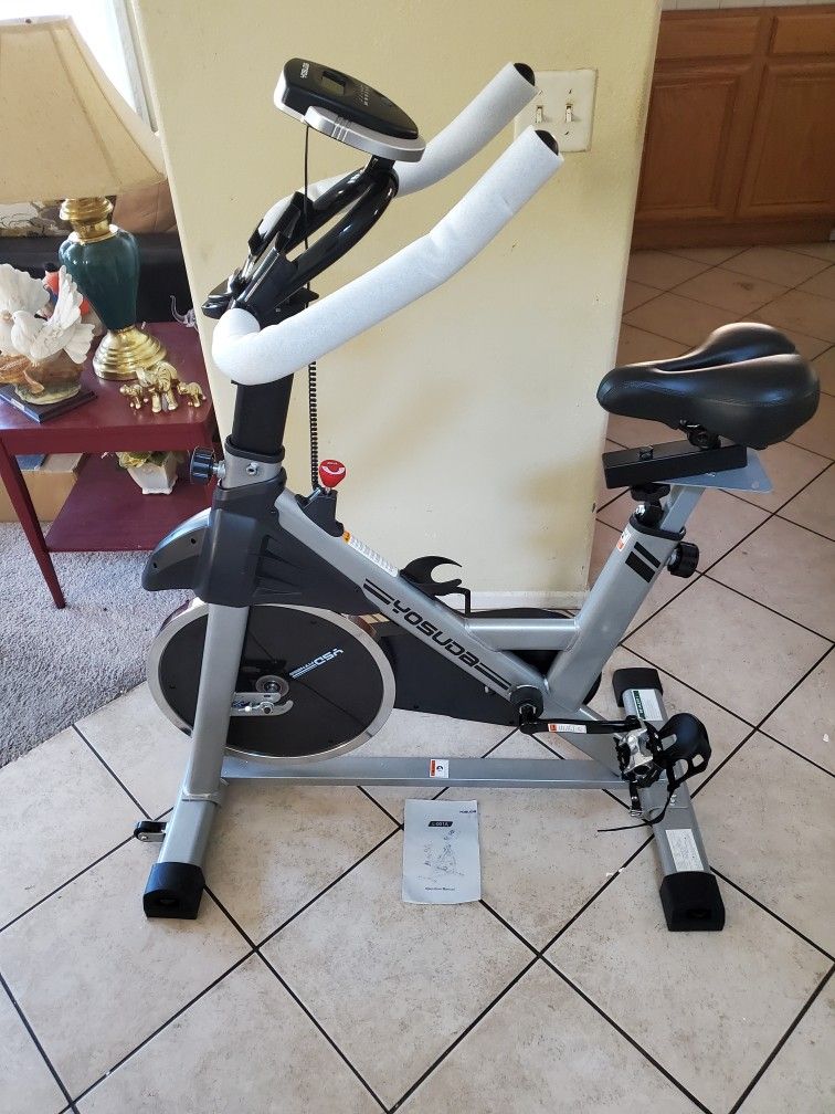 YOSUDA L-001A Indoor Cycling Bike Stationary w/ Ipad Mount & Comfortable Seat