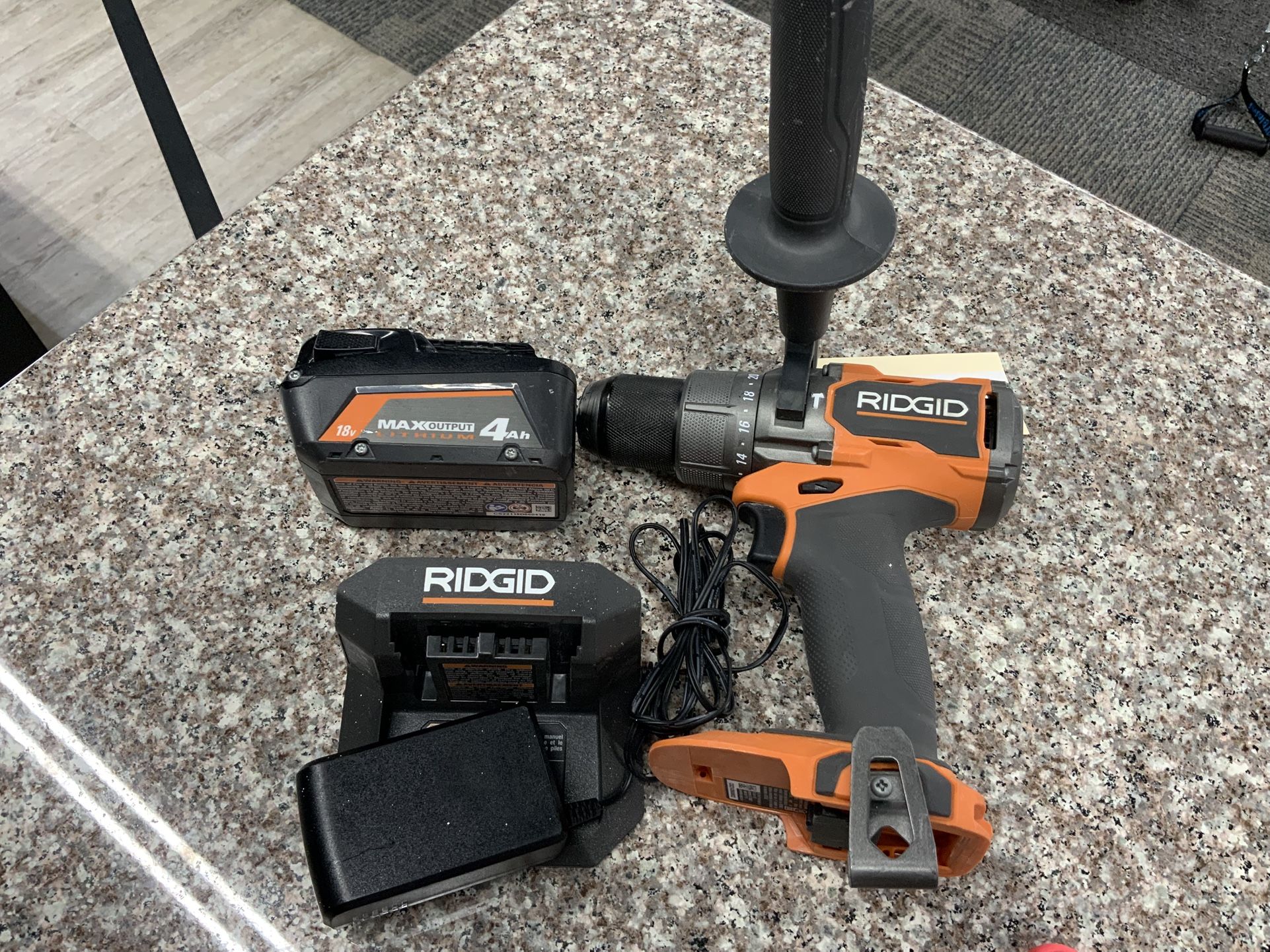 RIDGID 18V Brushless Cordless 1/2 in. Hammer Drill/Driver With Battery And Charger