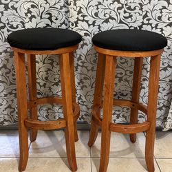 2 bar stools