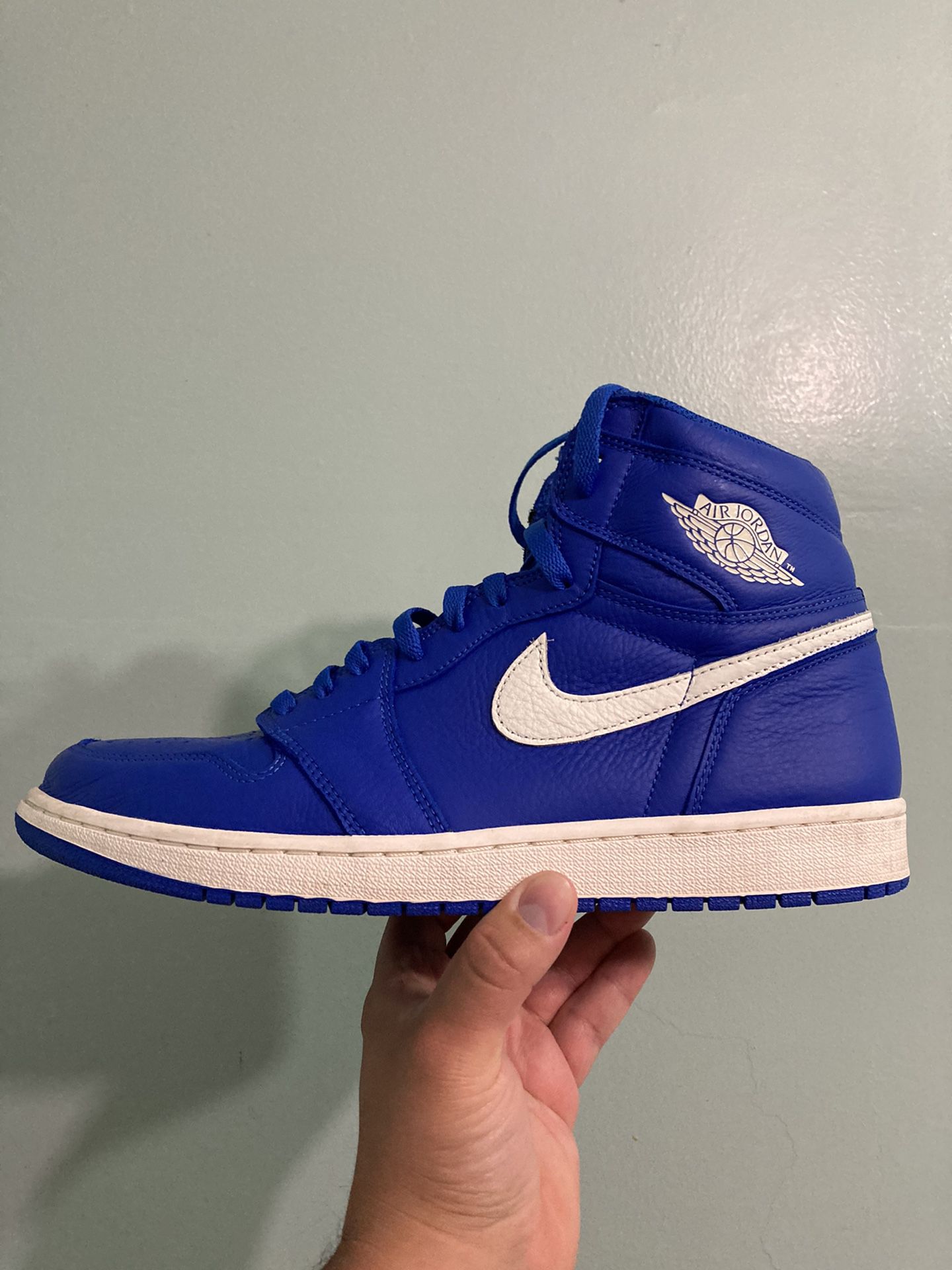 Jordan 1 high “Hyper royal” size (12). In men’s. Worn in excellent condition, comes with OG all. $155 takes today! No tardes. Picked up in Providence.