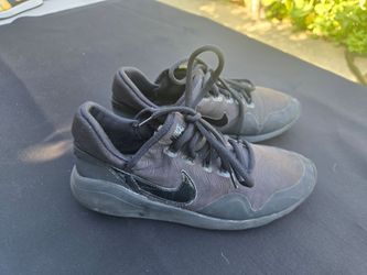 Black Nike sneakers Size  8