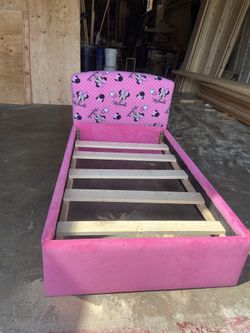 Minnie Mouse girls / toddler pink bed
