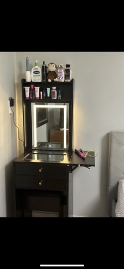 Vanity With Chair That Opens To Put Stuff In