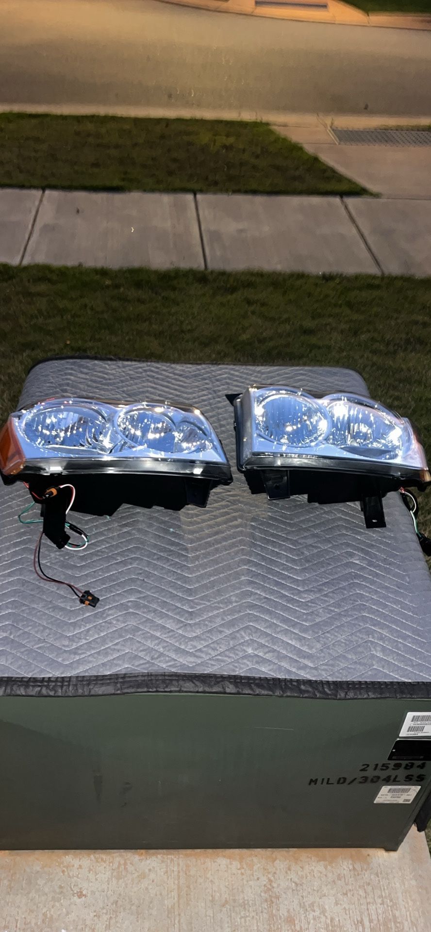 For Jeep Grand Cherokee Halogen Type Headlights Headlights Driver Left + Passenger Right Replacement