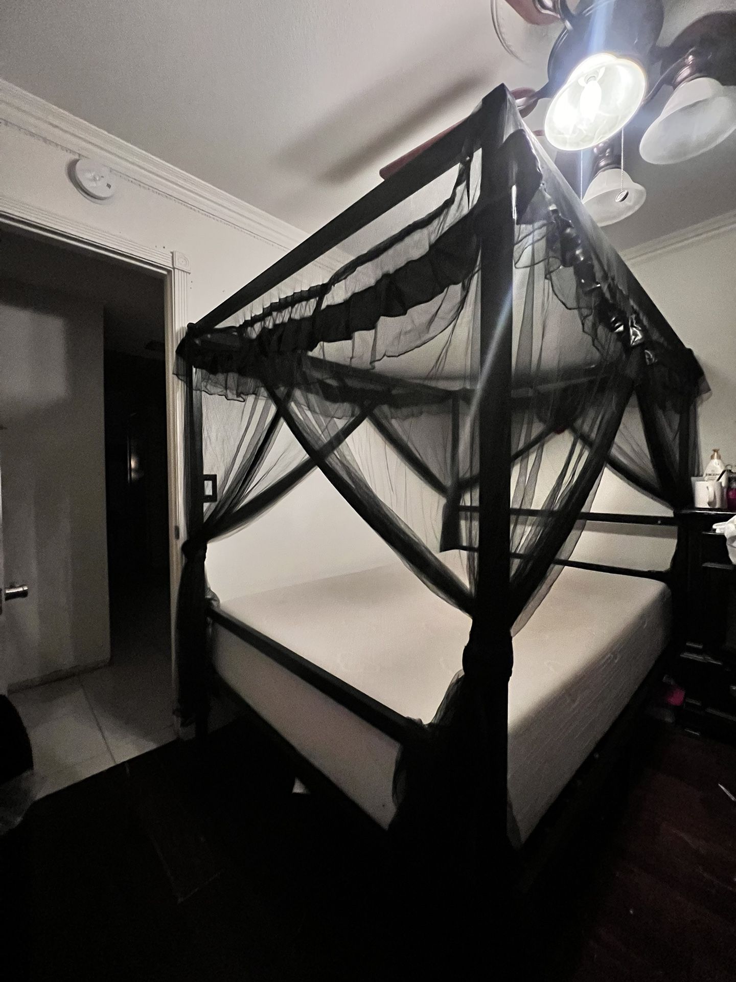 Full Canopy Bedframe With Full Size Mattress