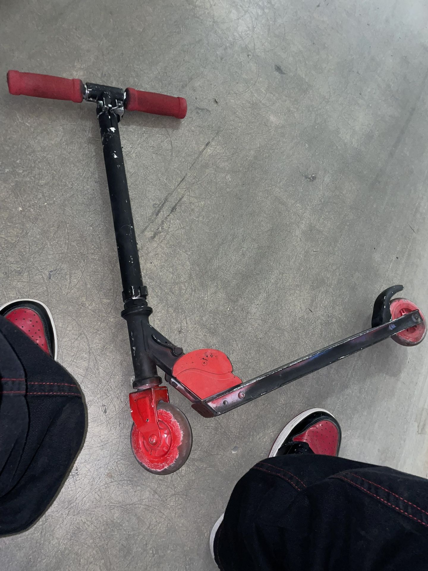 Check Description 🚨 For Sale: Like-New Razor Scooter for Kids! 🚨