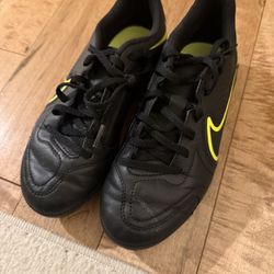 Nike Kids' Tiempo Legend 10 Club FG Soccer Cleats Size 4.5 YOUTH
