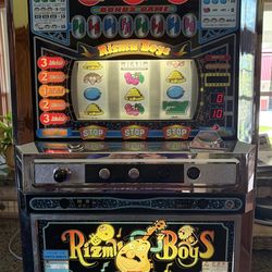 Vintage Daito Onkyo Rizumu Boys Pachislo Slot Machine with Tokens and keys.