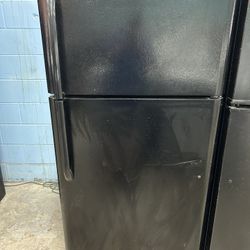 Black 18 Cubic Foot Refrigerator With Ice Maker 