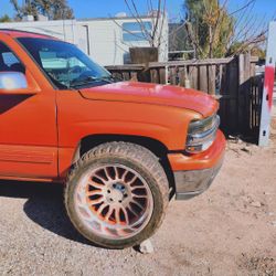 For Sale 4 Wheels 22 ". Of 6lugz. Tires 100%. Of Aluminium Polish