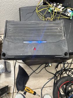 Kenwood KAC-7204 2-channel car power amplifier.