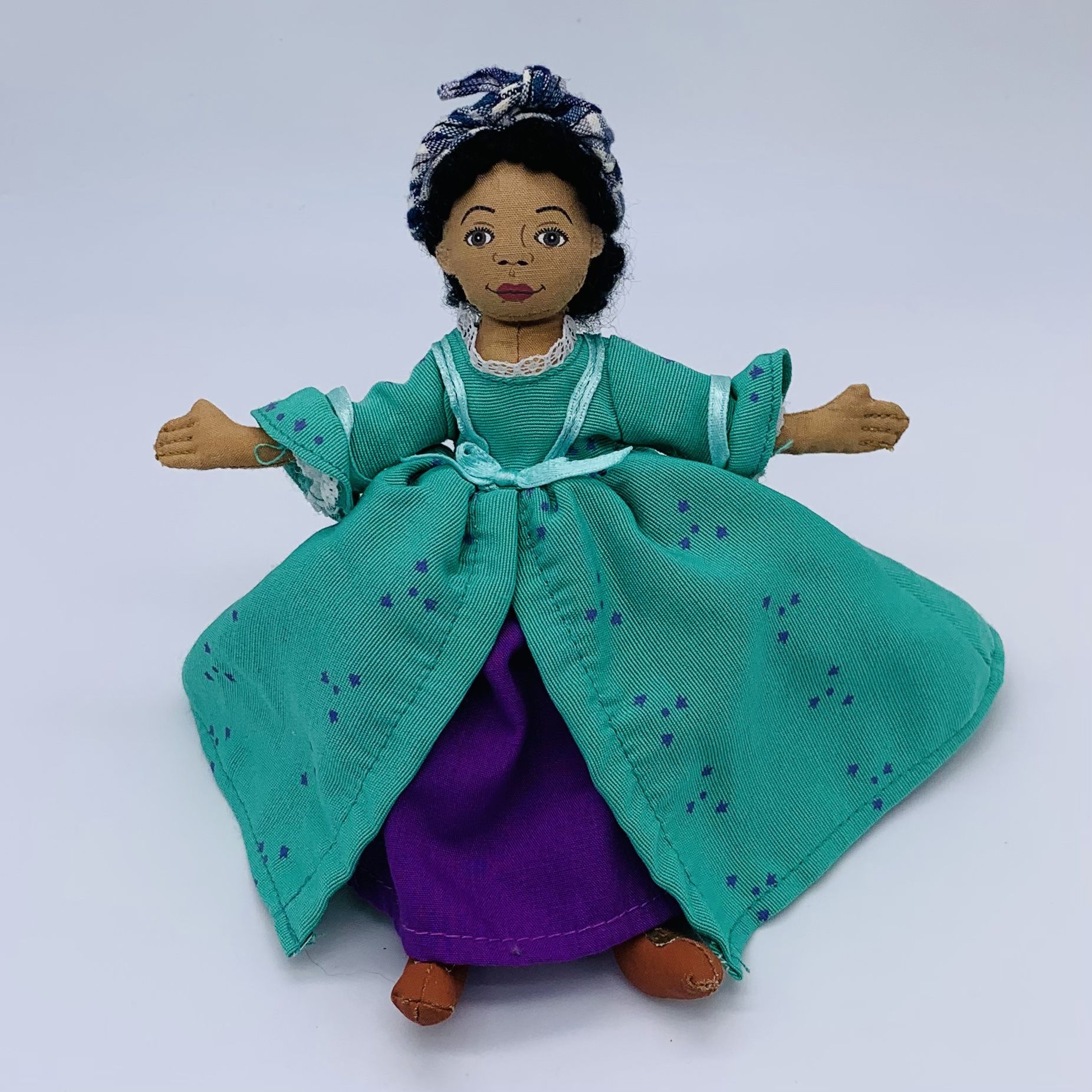 Vintage 1998 Colonial Williamsburg Foundation 6” Medium Dark Girl Doll with Green Dress USED