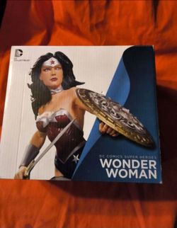 Brand new factory sealed true collectible dc comics wonder woman figurine
